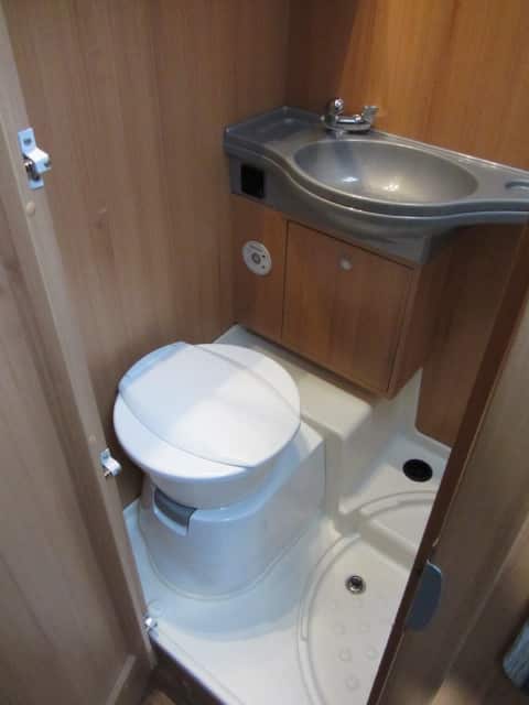 LMC 663 G toiletruimte met wc en lavabo